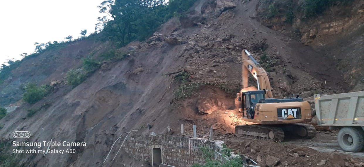 Uttarakhand weather today update news in hindi : chardham yatra hoghway update, jcb and poke land fell in ditch three died