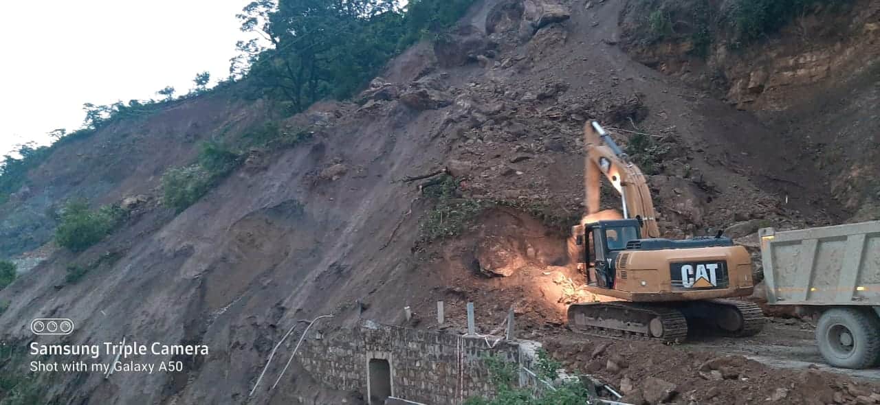 Uttarakhand weather today update news in hindi : three died due to heavy land slide in tehri