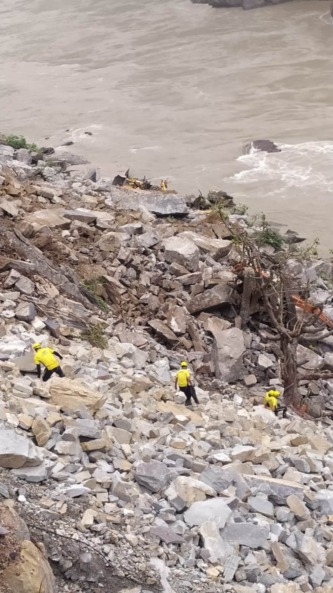 Uttarakhand weather today update news in hindi : three died due to heavy land slide in tehri