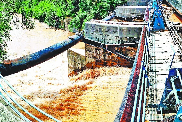 Sukhna Lake reached at the danger mark, two gates of dam opened