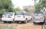 सिटी थाने में खड़ीं बरामद की गई चोरी की लग्जरी गाड़ियां।