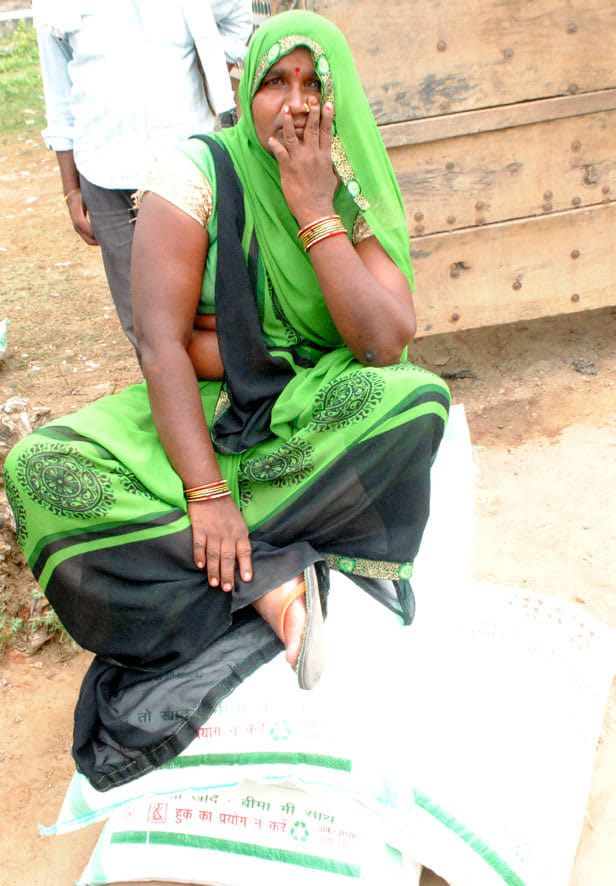 As soon as the manure rack came in Chitrakoot, there was a crowd of farmers in the committees