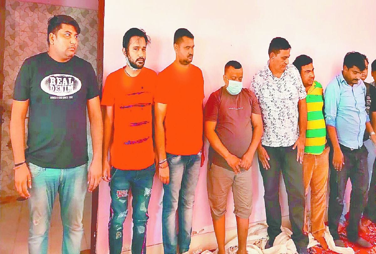 gambling , dal bati, marriage home, police raid, crime, crime news, crime in agra, agra news, agra news today, agra news in hindi, agra latest news today, जुआ, मैरिज होम, आगरा, दाल-बाटी