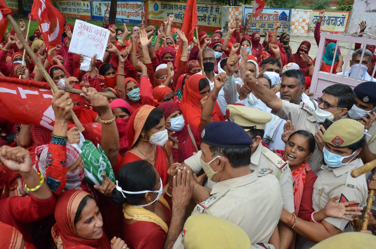 aasha workers protest for their demand