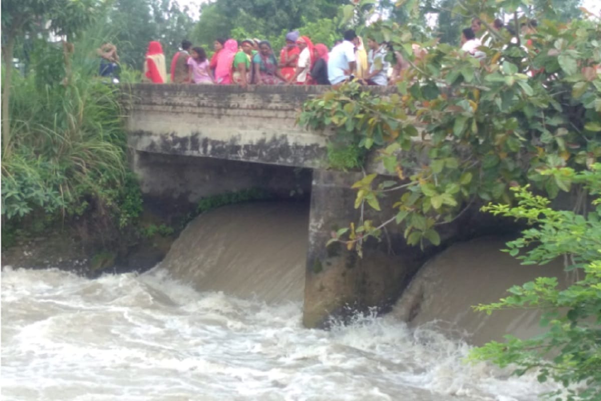 UP News: A woman with her three children jumped into the canal a village in Bijnor