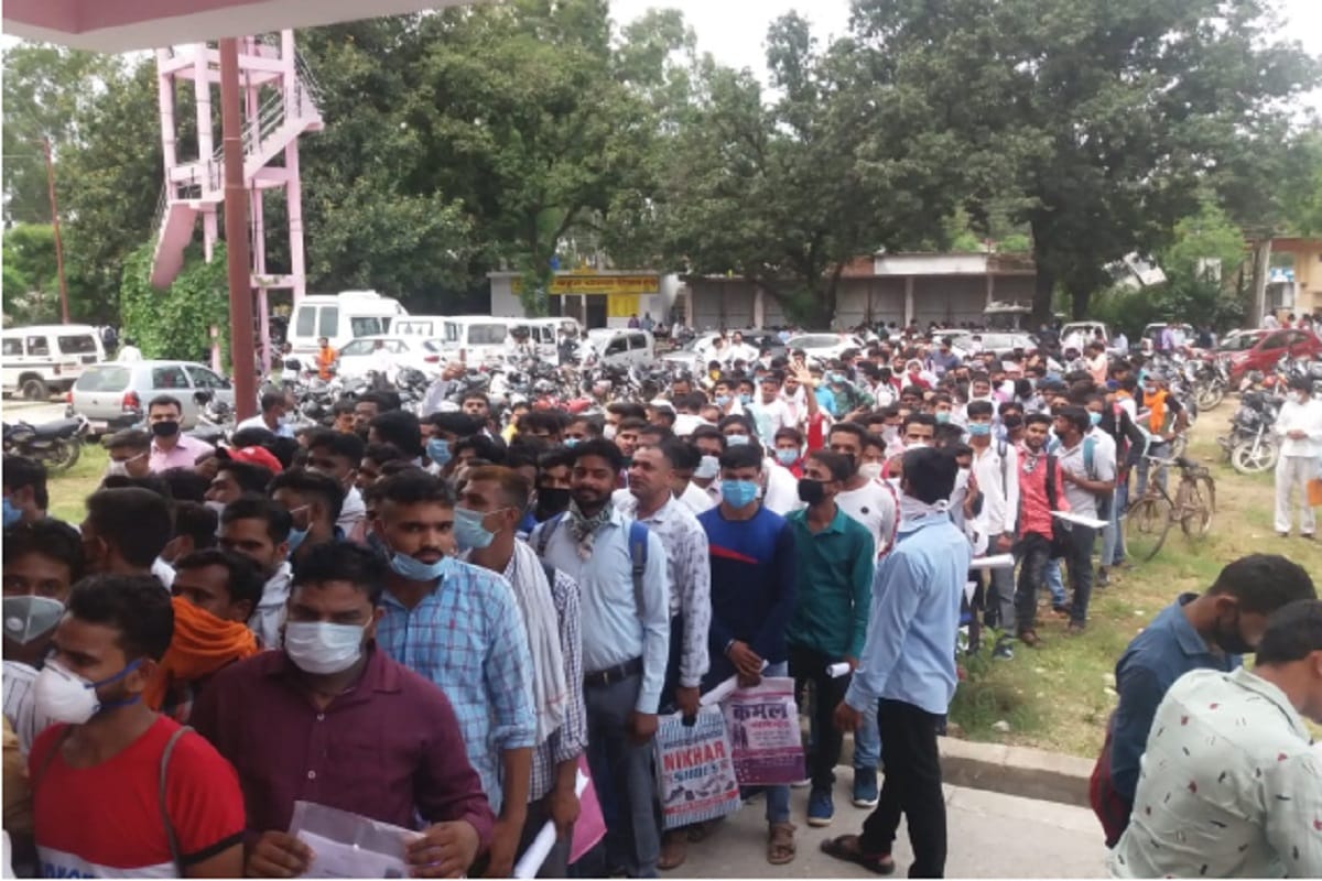 UP News: Peoples is not following of social distancing in CMO office in Bijnor
