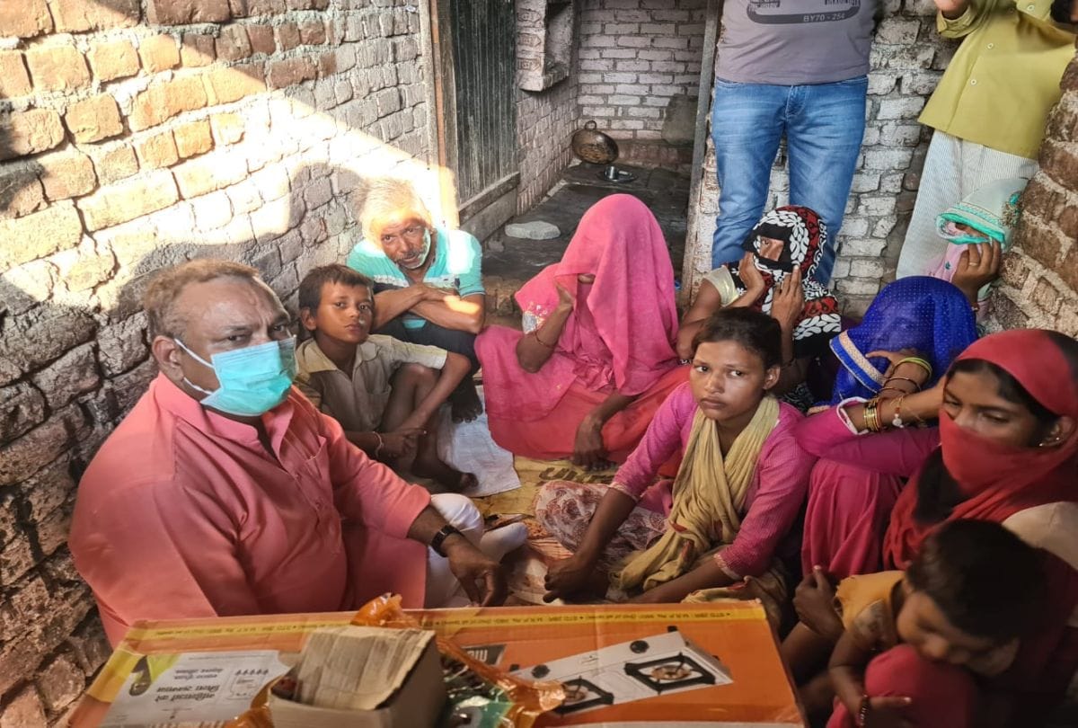 Bjp Mp Reach Girl's House Give Gas Stove Ration Card