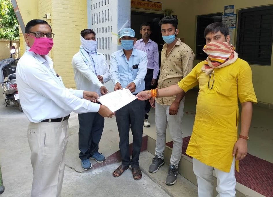 manarega karmiyon ko ghoshit kiya jae sarakaaree sevak