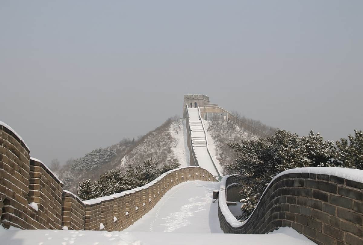 interesting facts about china wall is called worlds largest cemetery