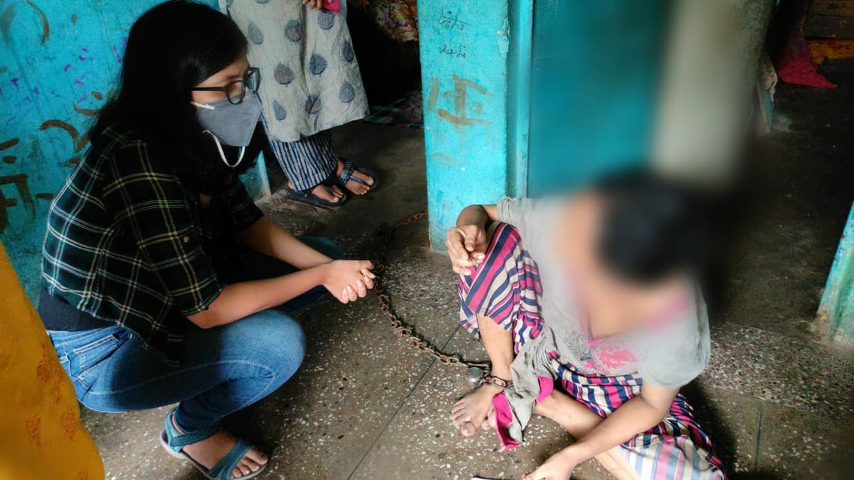 delhi women commission chairperson Swati Maliwal rescued a women chained by her Husband
