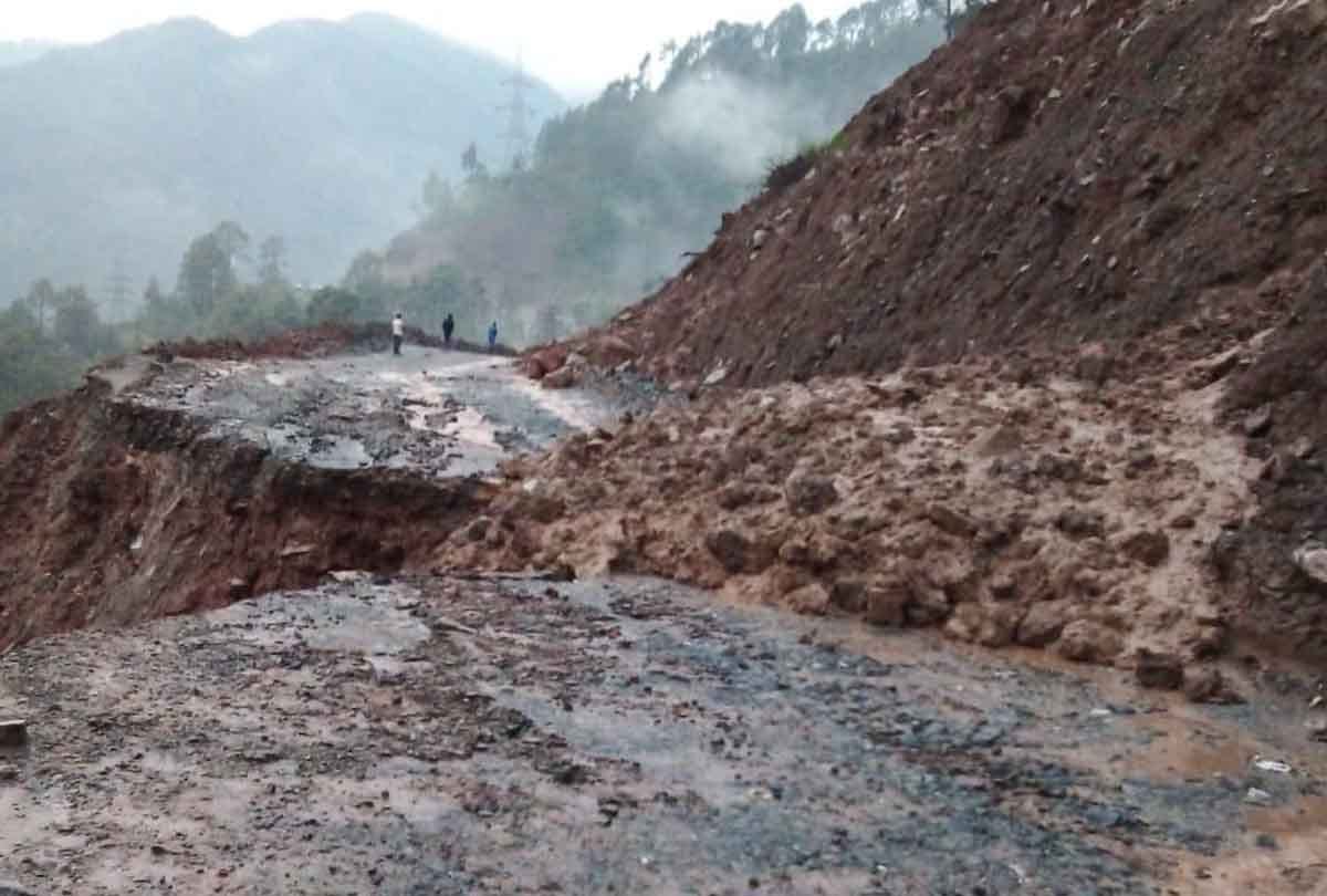Jammu Srinagar NHW 44 blocked due to massive landslide at dalwas ramban jammu kashmir