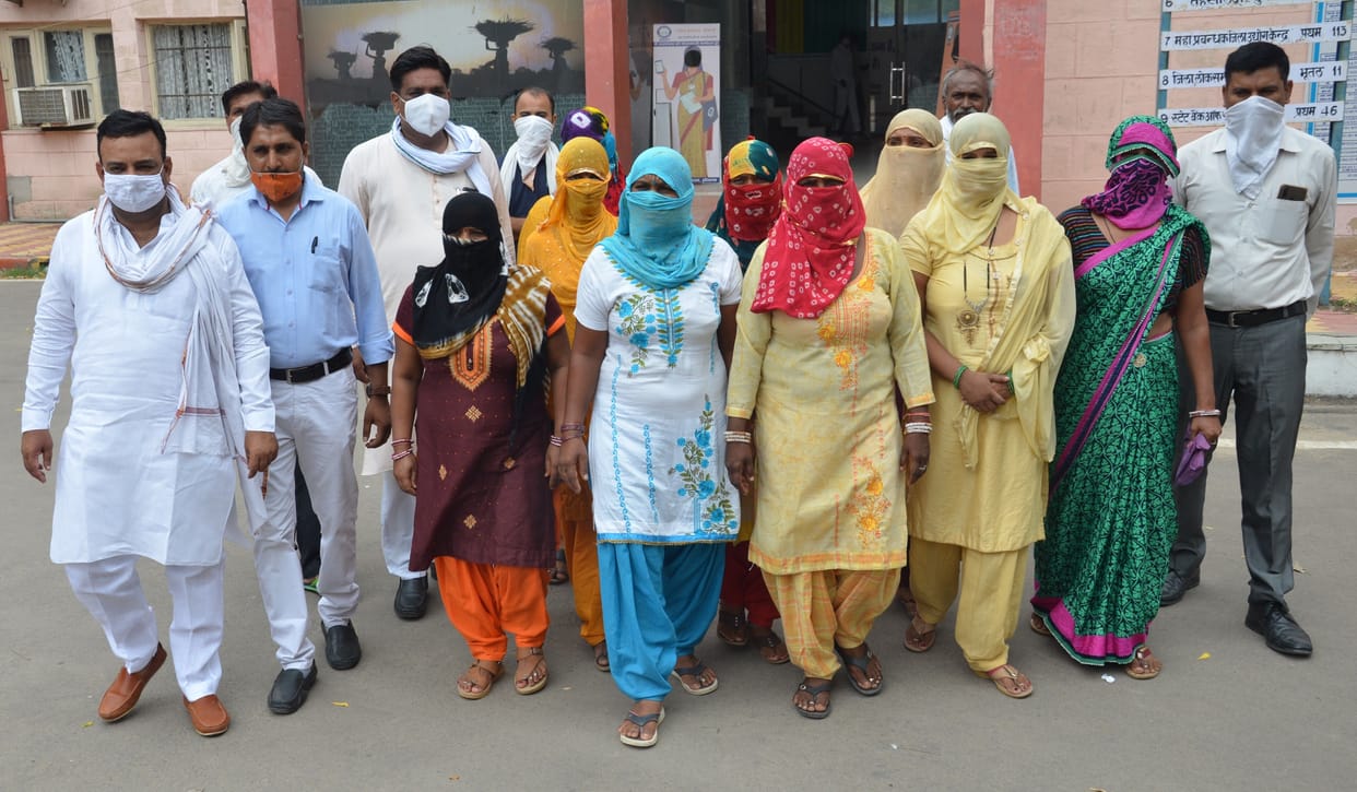 women protest agains wine theka