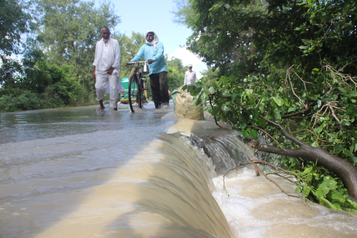 ramganga water floating on highway