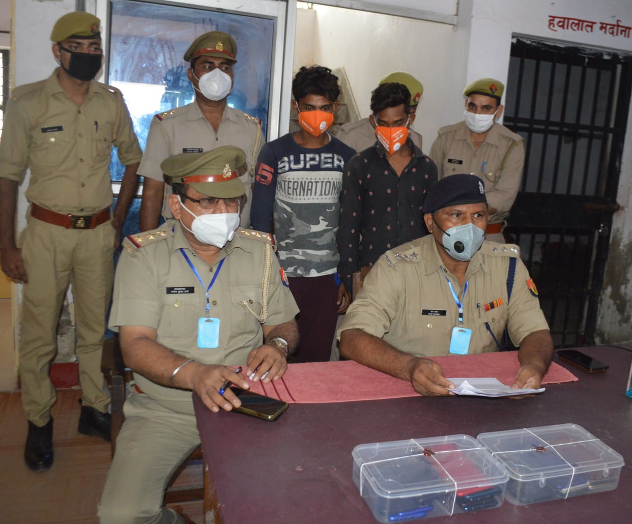 Hathras: Two vicious gang members arrested with 17 mobile phones