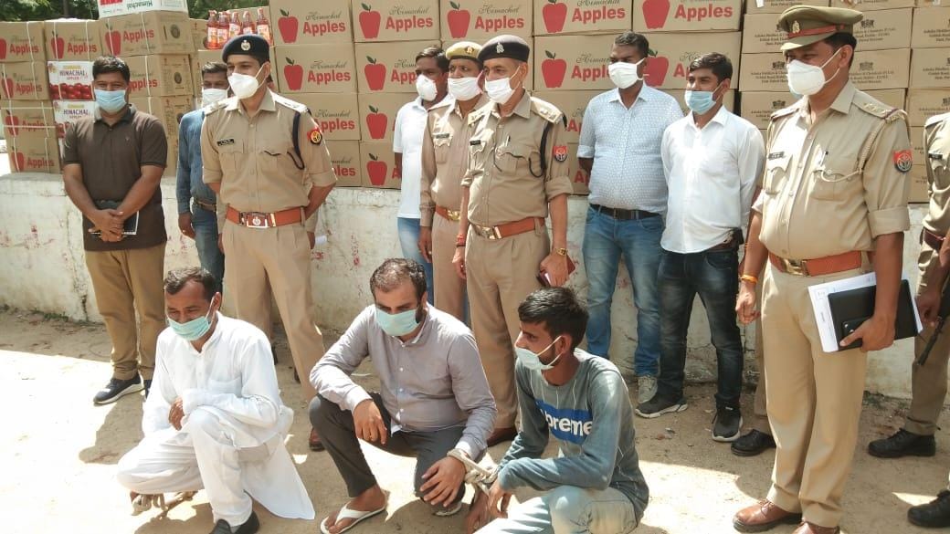 Alcohol worth twenty lakh rupees found in apple boxes, three caught