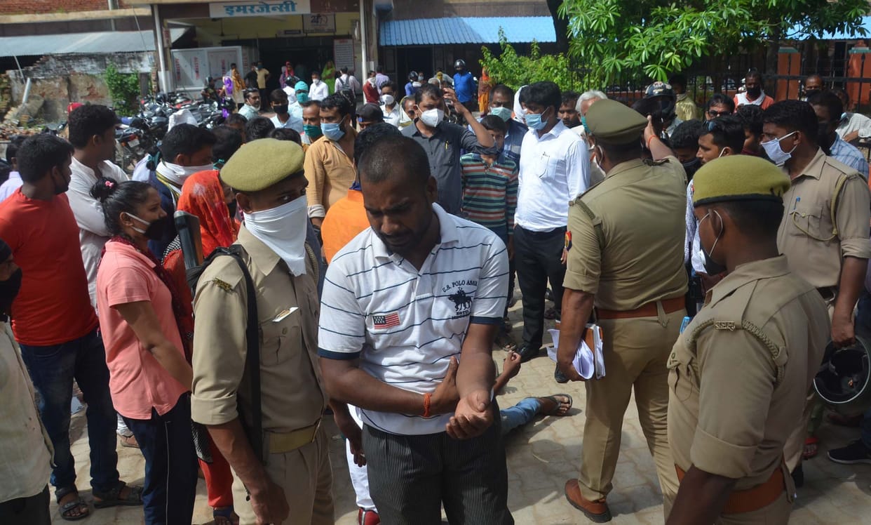 Pratapgarh: Police and lawyer fight, uproar in Nagar Kotwali