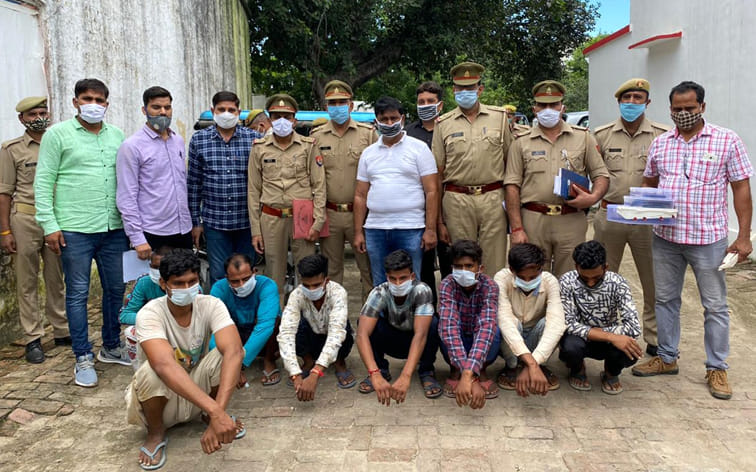 Robbery and robbery eight accused arrested