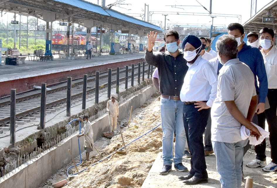 Action warning of laxity in railway construction works