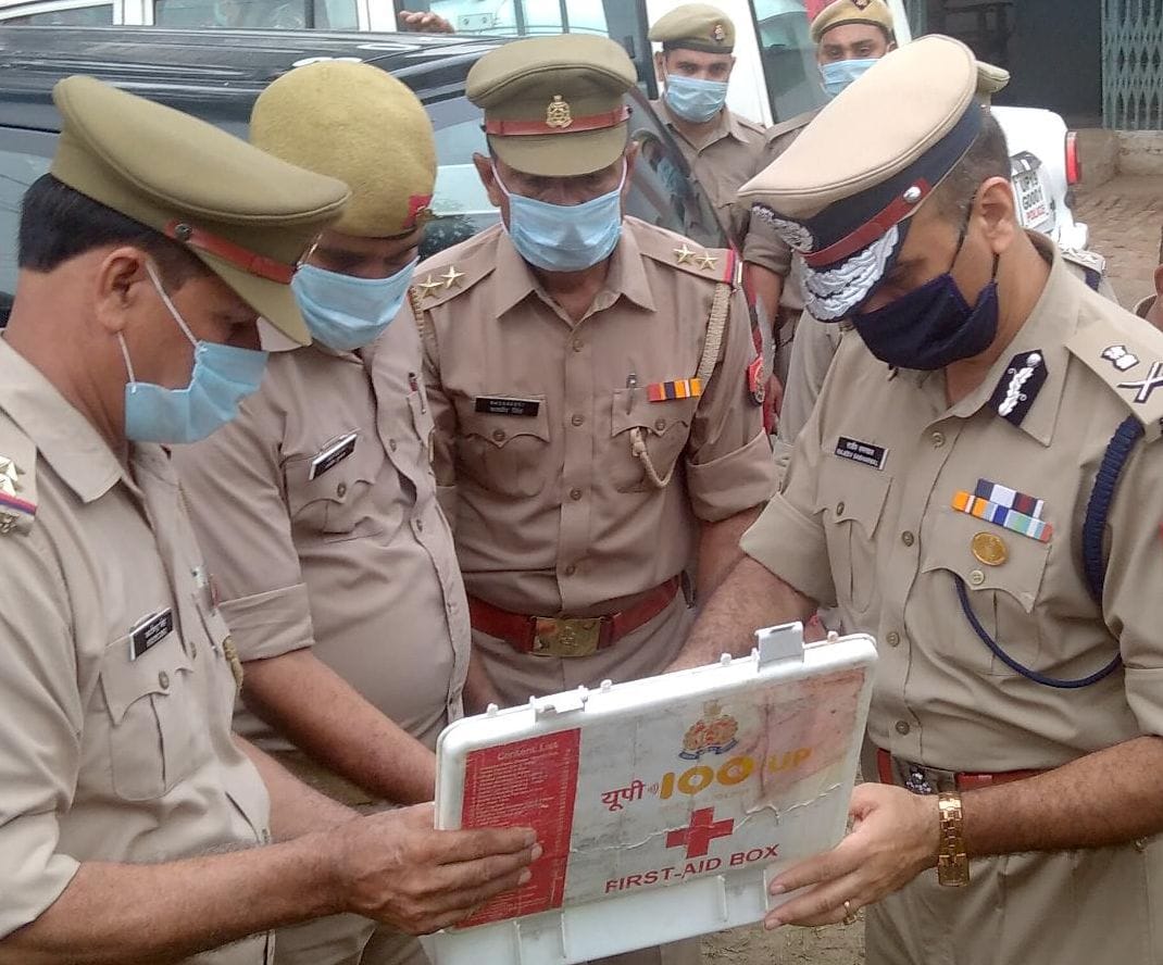 Instructions to give good entry to women team and reward to two constables