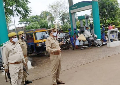 ेट्रोल पंप पर चेकिंग करते कोतवाली प्रभारी संजय मित्रा