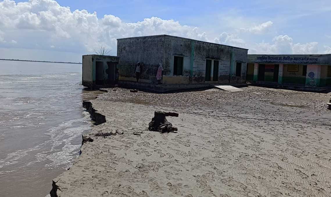 Water level of Ghaghra is decreasing rapidly in Azamgarh, primary school, Semri came in clutches