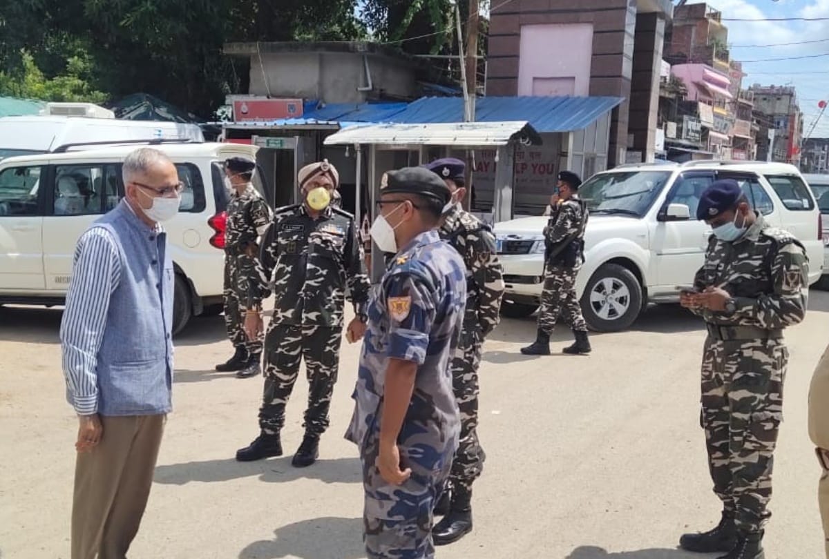 Indian Ambassador to Nepal inspects Sonauli border