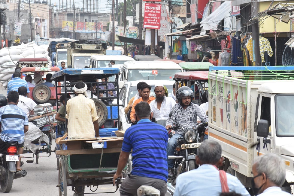 UP News: Social distancing is not being followed in markets and hotels, restaurants at Meerut