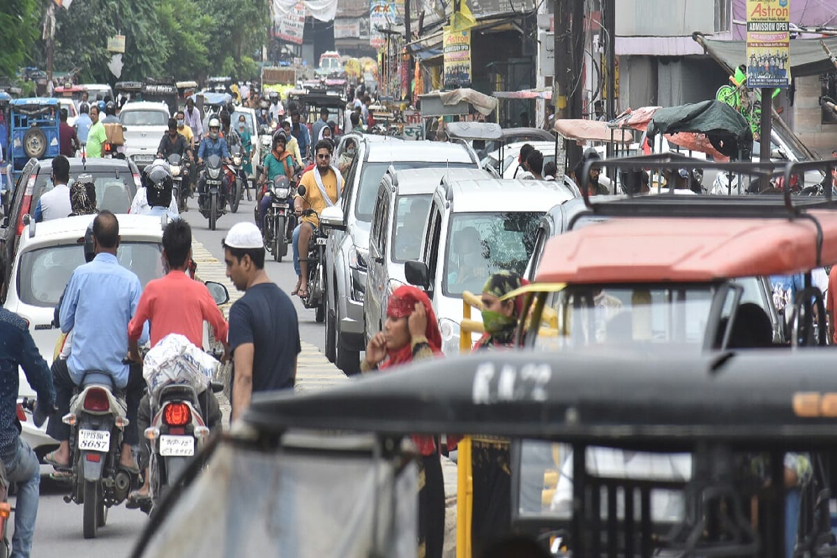 UP News: Social distancing is not being followed in markets and hotels, restaurants at Meerut