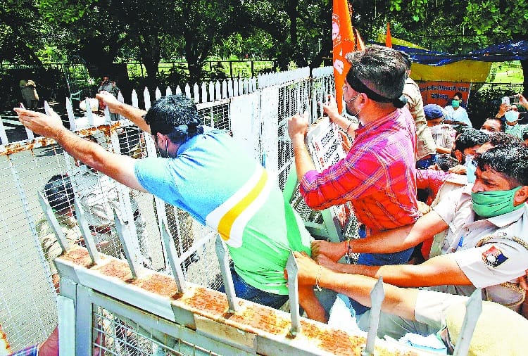 NSUI protest in punjab university, fight with police, locks VC gate