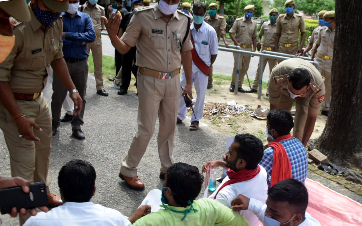 Police pick up the fasting students, commotion, seven students in custody
