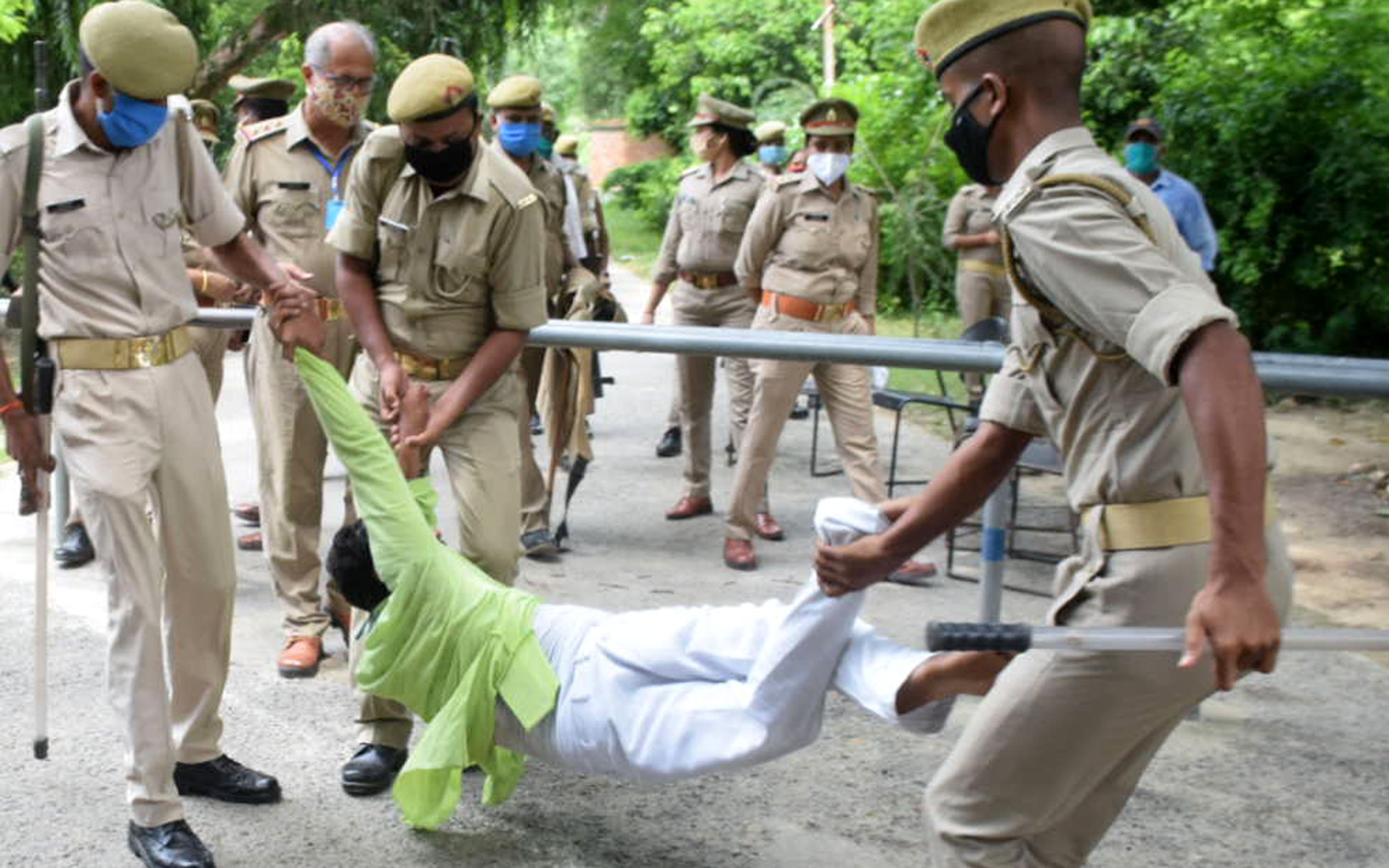 Police pick up the fasting students, commotion, seven students in custody