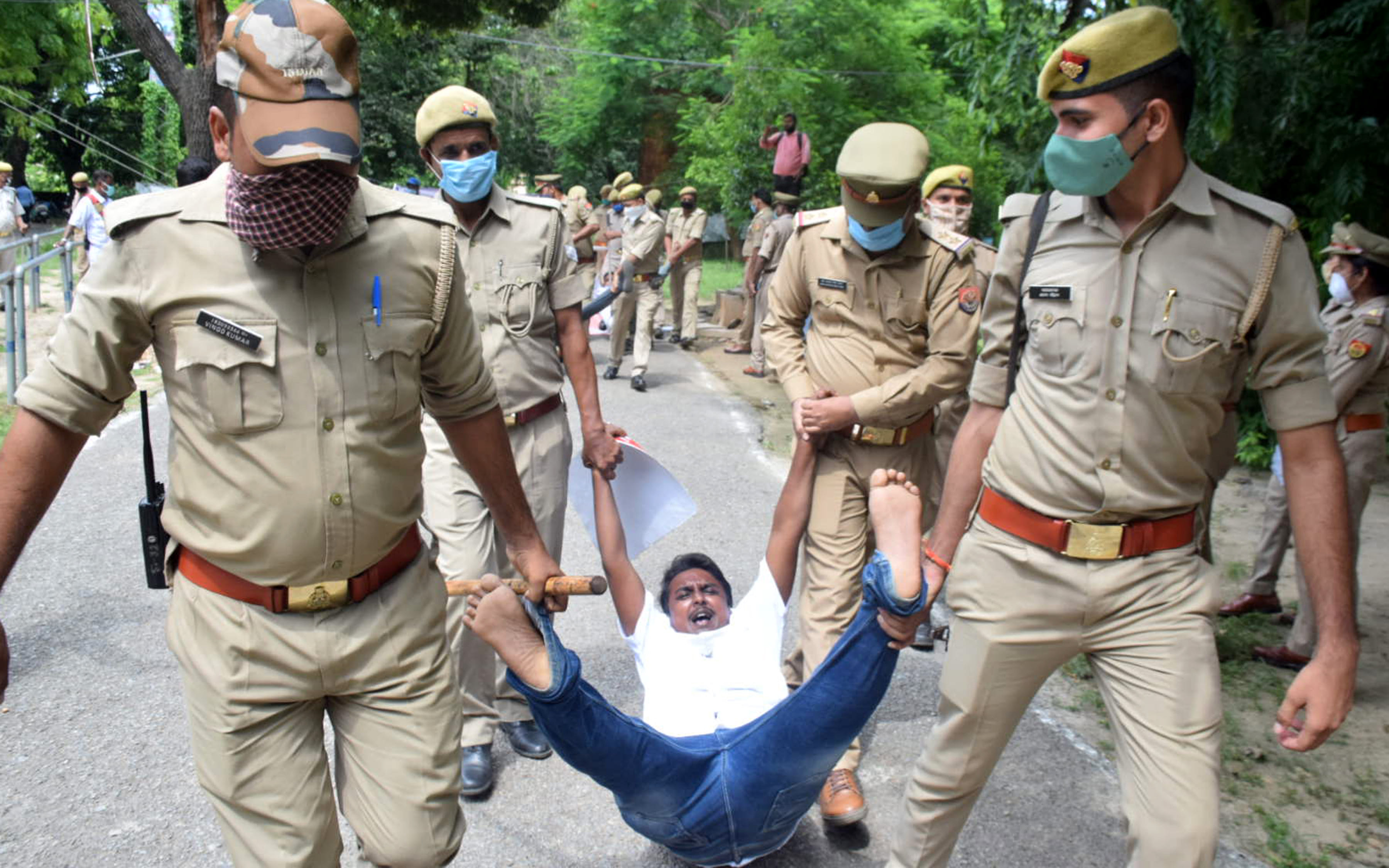 Police pick up the fasting students, commotion, seven students in custody