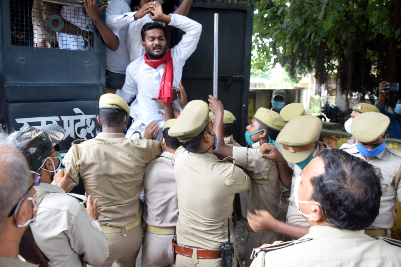 Police pick up the fasting students, commotion, seven students in custody