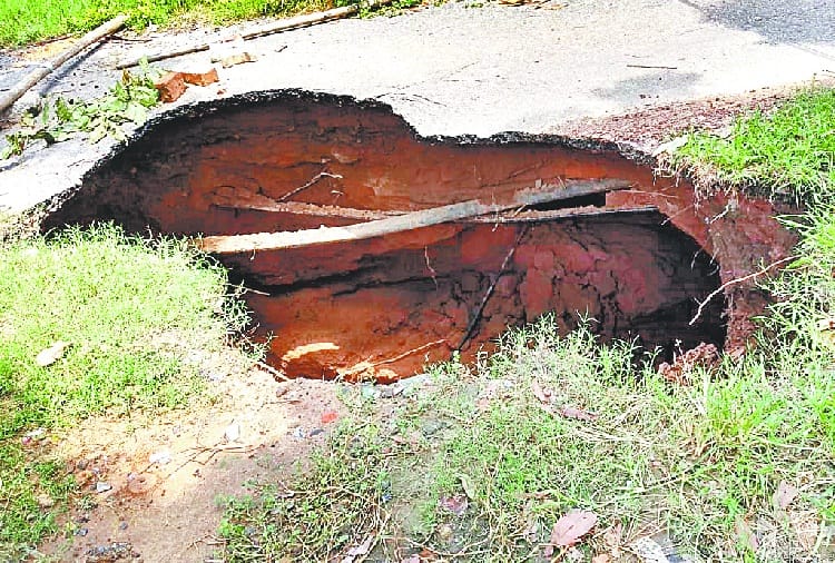 Road sinking on Sector 32-45 dividing road chandigarh