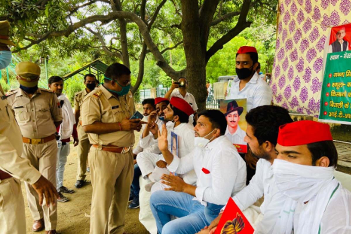 Samajwadi Party workers sitting on dharna, police uprooted tents, detained many