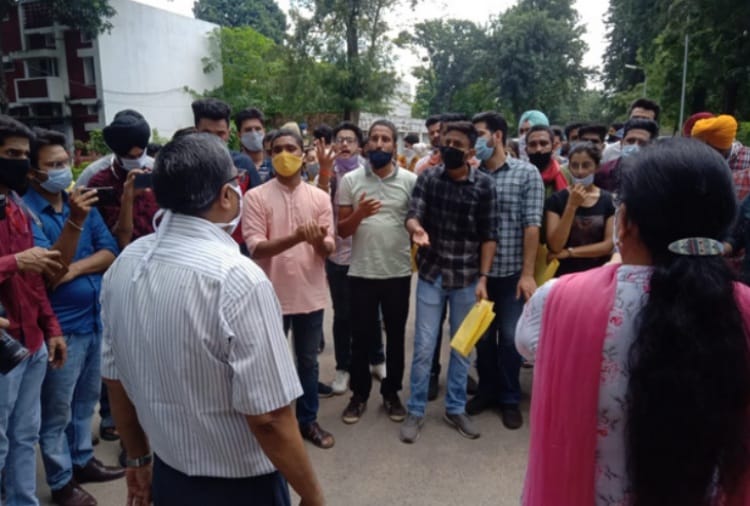 Student Union Protest on Fee Issue in Punjab University Outside VC House