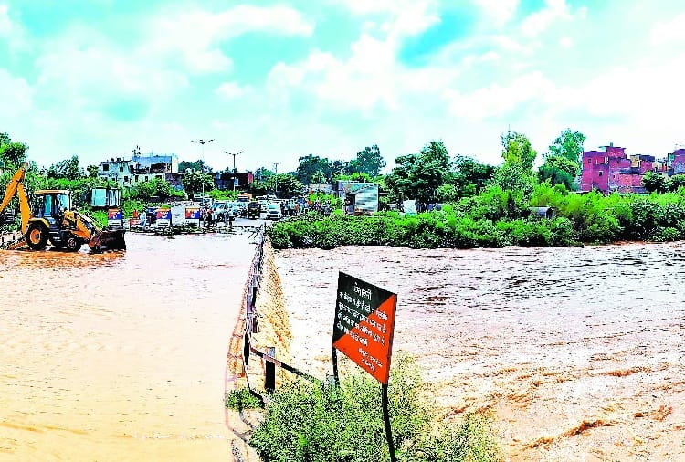 rain water from mountains floating in sukhna lake chandigarh