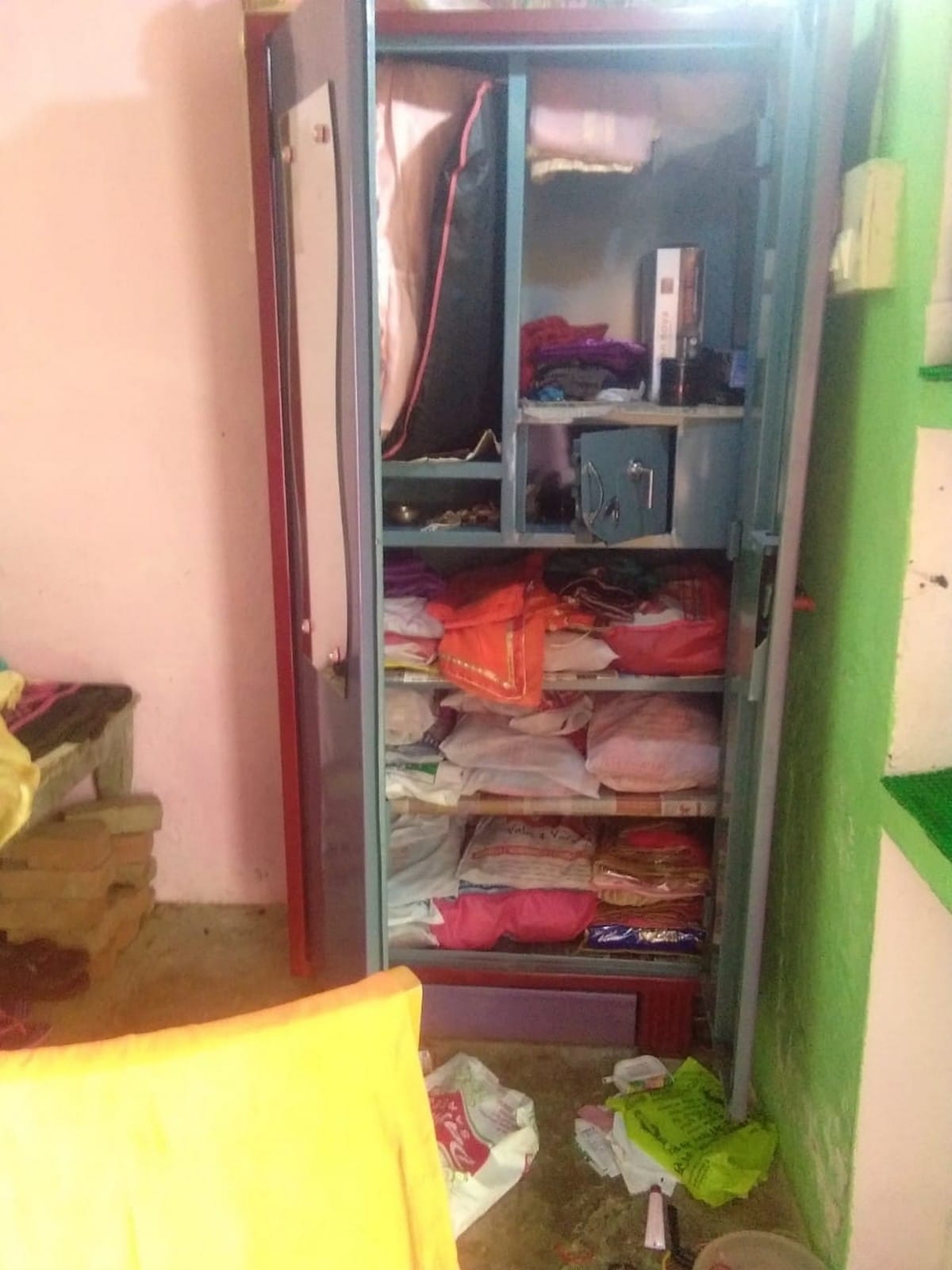 Theft in up constable house jwelery in jaunpur up