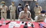 पुलिस लाइन में वार्ता के दौरान हाईवे पर लूट करने वाले अभियुक्तों से पूछताछ करते एसपीआरए राजेश कु?