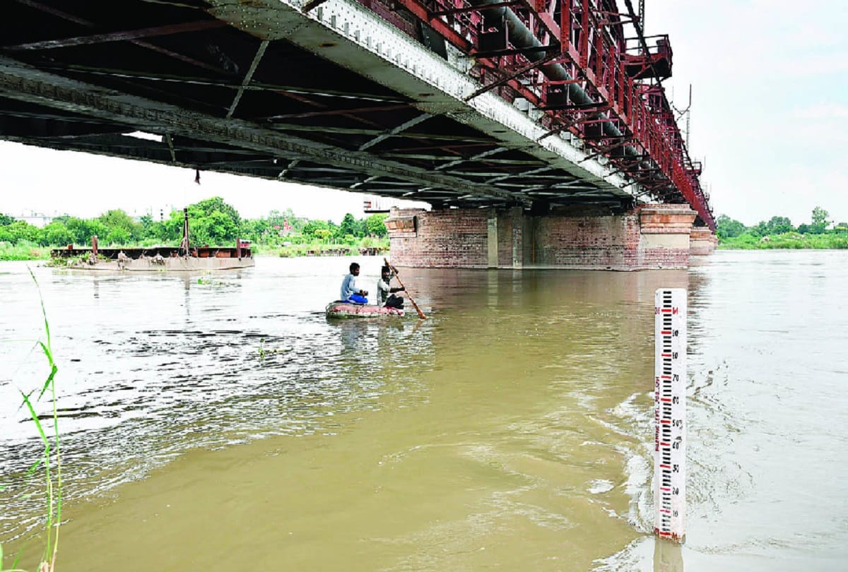 water level of yamuna river reaches near danger mark in delhi