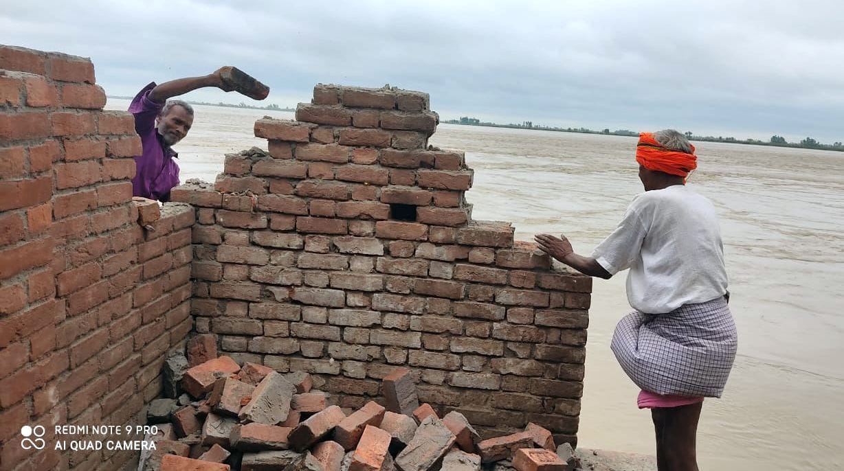 Houses in the river, now the crisis of hiding their heads