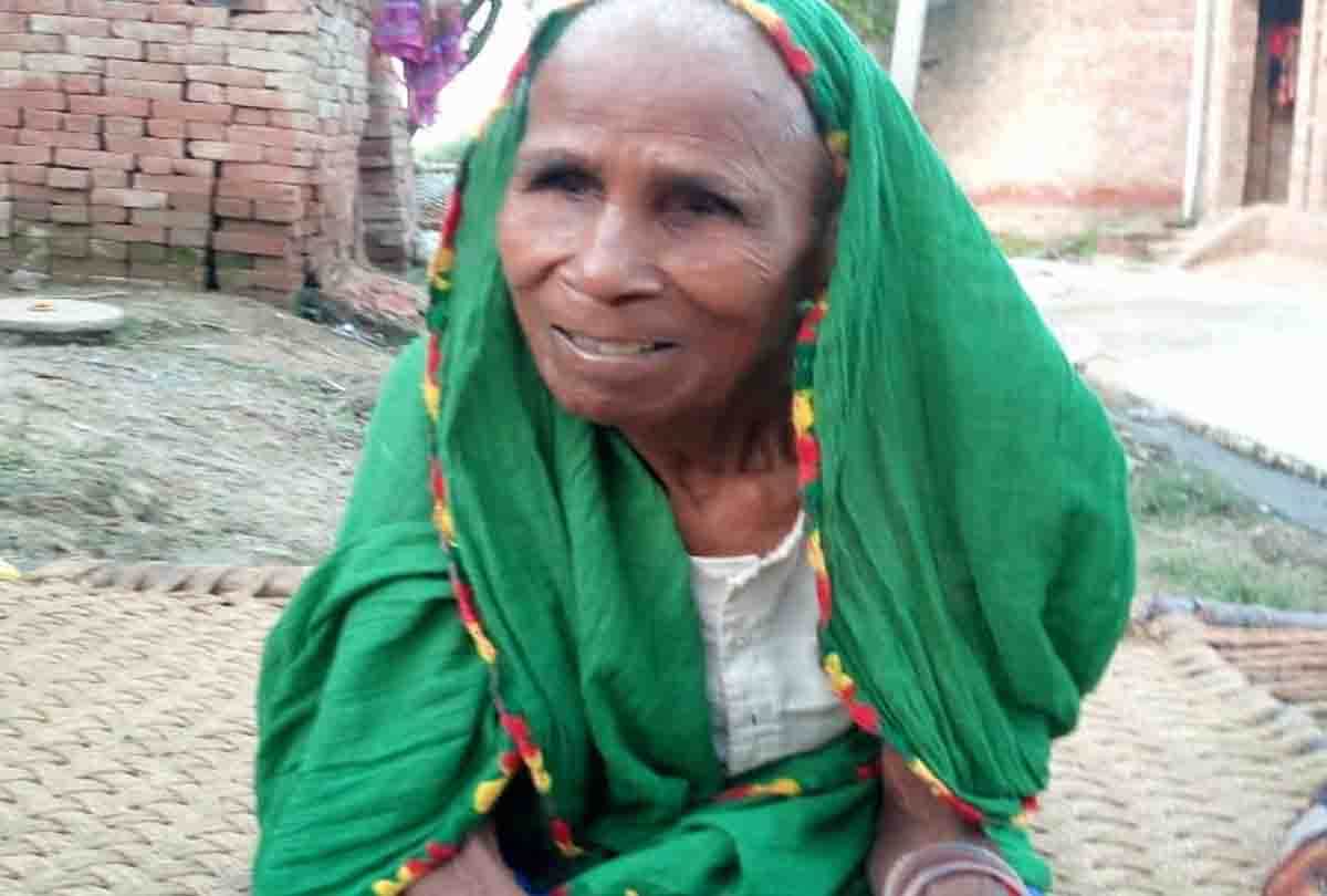 अपनी झोपड़ी के बाहर बैठी दिव्यांग कल्ली