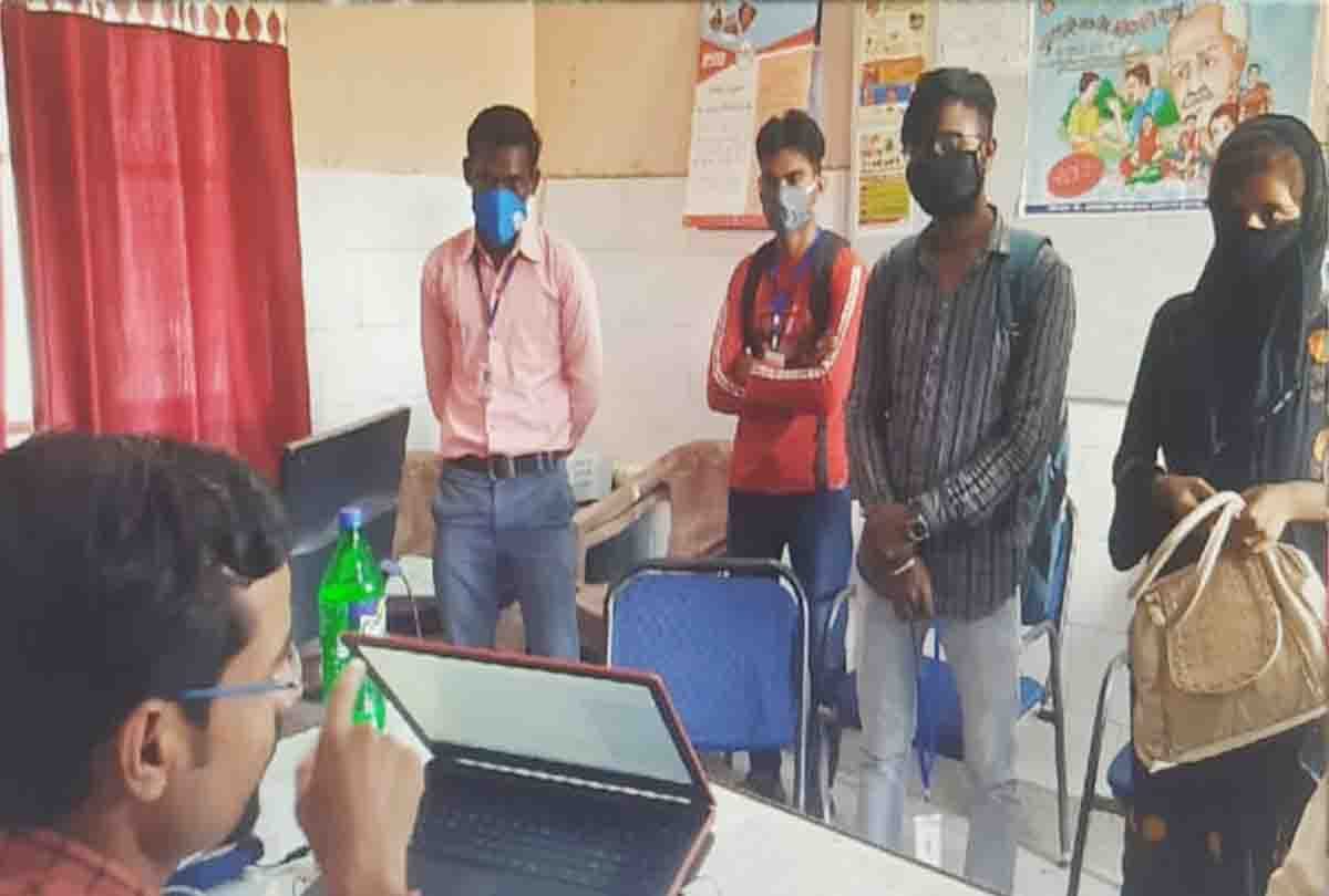 Three young men and one girl caught distributing corona medicine for 30 rupees