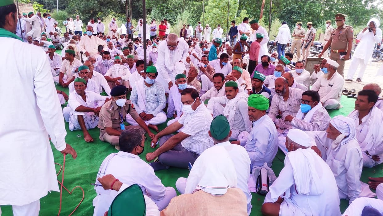 Indian farmers' labor organization staged a police checkpoint