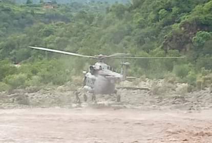 बचाव कार्य में जुटा वायु सेना का हेलिकॉप्टर