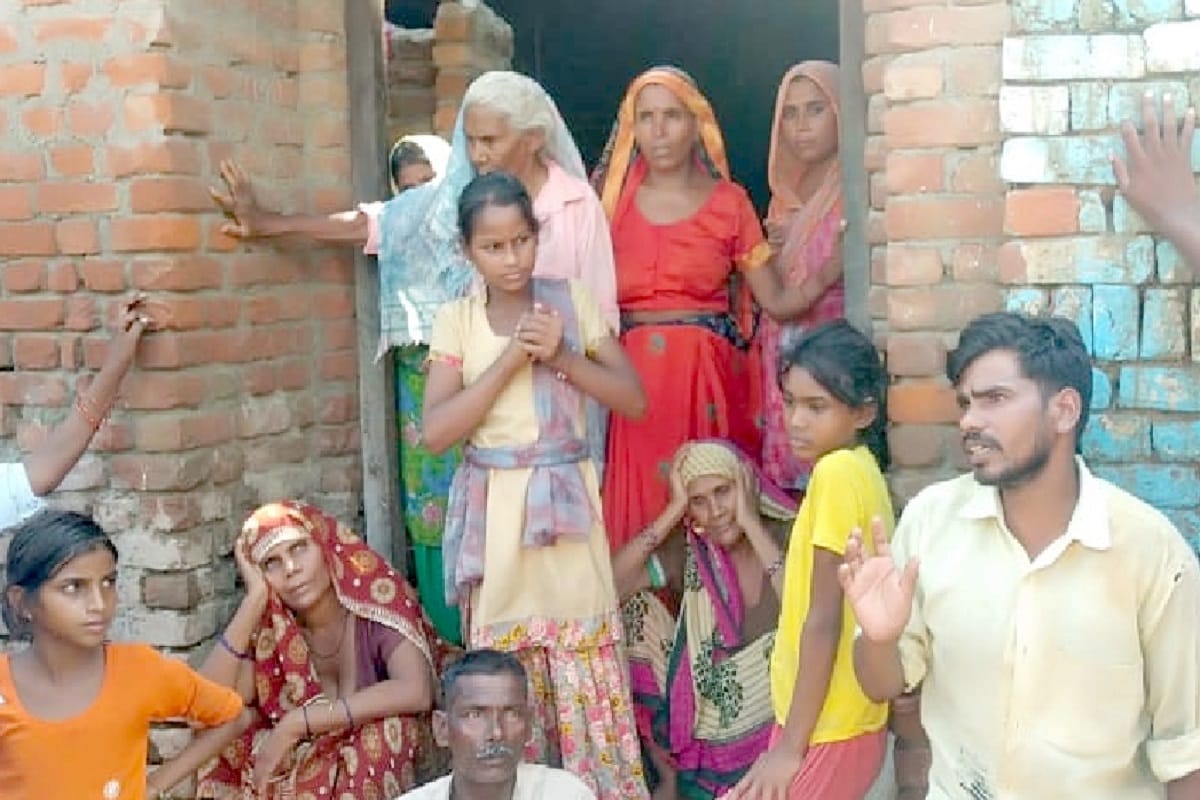 Bijnor News: A woman with three children jumped into the canal and one boy saved by police