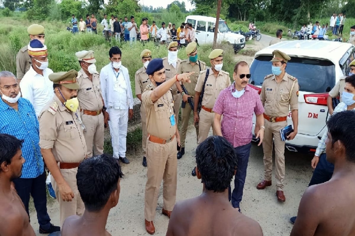 Bijnor News: A woman with three children jumped into the canal and one boy saved by police