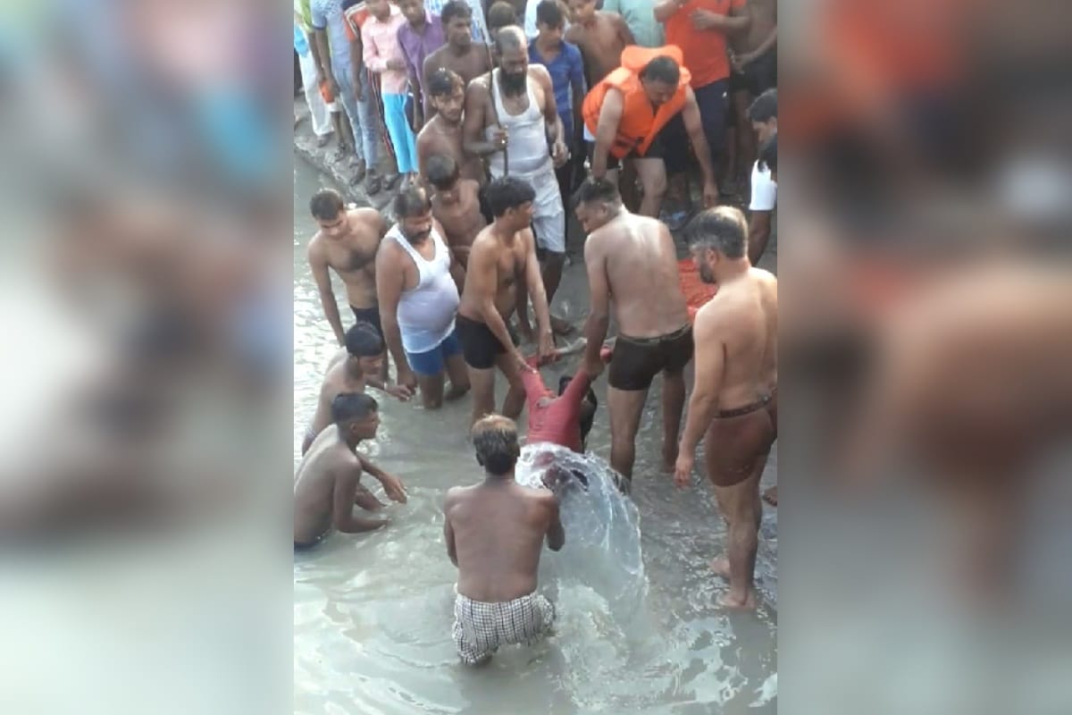 Bijnor News: A woman with three children jumped into the canal and one boy saved by police