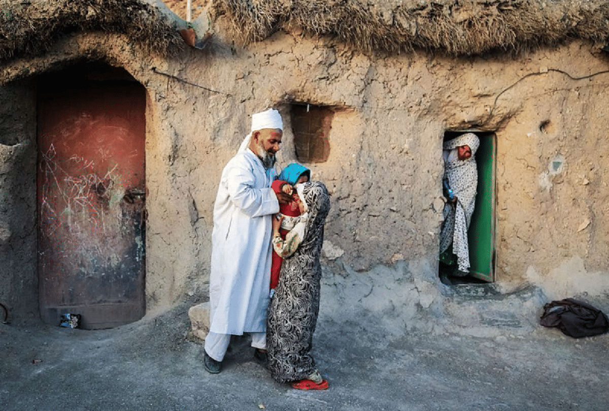 world most weird village makhunik in iran where all the people were dwarfs