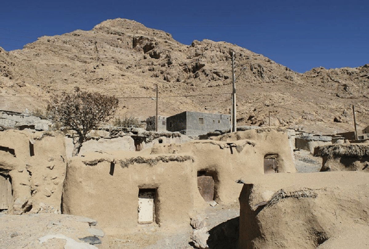 world most weird village makhunik in iran where all the people were dwarfs